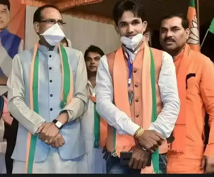 Anuppur: बिहार चुनाव में युवक की फोटो का गलत इस्तेमाल Anuppur: बिहार चुनाव में युवक की फोटो का गलत इस्तेमाल