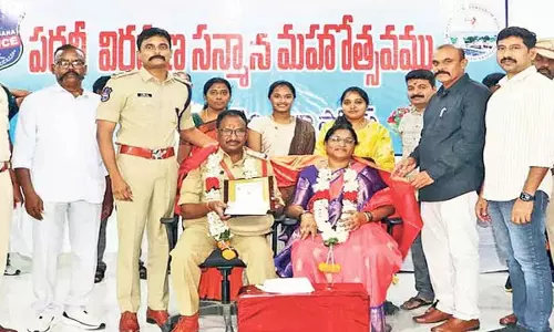 कोठागुडेम में सेवानिवृत्त पुलिस अधिकारियों का सम्मान, SP ने दी शुभकामनाएं