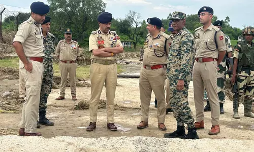 जम्मू-कश्मीर के DGP ने कठुआ में बाढ़ से हुए नुकसान के बीच सीमा सुरक्षा की समीक्षा की