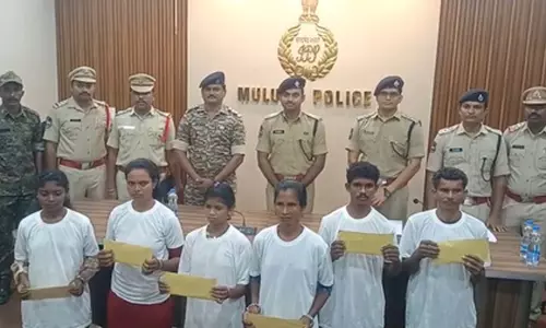 मुलुगु जिले में 7 माओवादियों ने किया आत्मसमर्पण, चार महिलाएं भी शामिल मुलुगु जिले में 7 माओवादियों ने किया आत्मसमर्पण, चार महिलाएं भी शामिल
