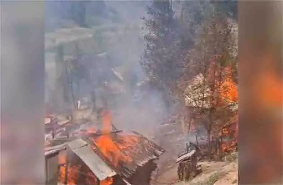 Jammu-Kashmir: भीषण आग, कई इमारतें क्षतिग्रस्त Jammu-Kashmir: भीषण आग, कई इमारतें क्षतिग्रस्त