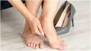 Skin care: रूखी और फटी एड़ियों से छुटकारा पाने के लिए आज से ही अपनाएं ये टिप्स Skin care: रूखी और फटी एड़ियों से छुटकारा पाने के लिए आज से ही अपनाएं ये टिप्स