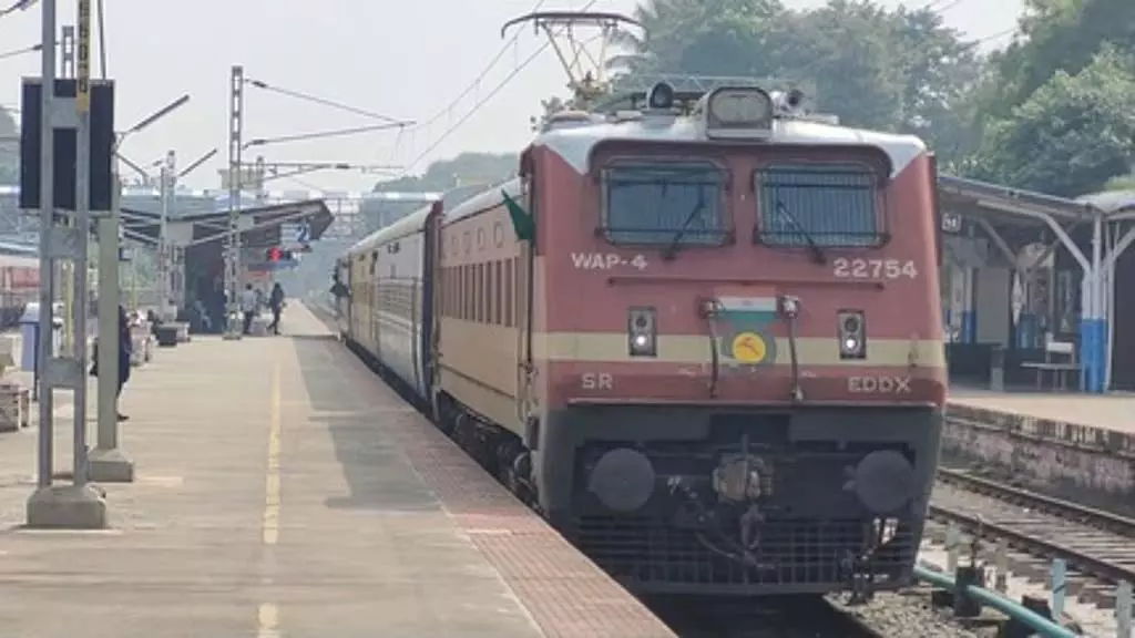 Tamil Nadu : करूर के रास्ते इरोड-सेंगोट्टई ट्रेन सेवा में बदलाव Tamil Nadu : करूर के रास्ते इरोड-सेंगोट्टई ट्रेन सेवा में बदलाव