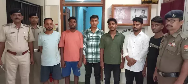 BSF ने त्रिपुरा में पांच बांग्लादेशी नागरिकों और एक भारतीय दलाल को गिरफ्तार किया BSF ने त्रिपुरा में पांच बांग्लादेशी नागरिकों और एक भारतीय दलाल को गिरफ्तार किया