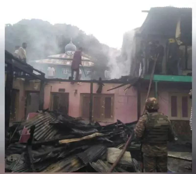 उत्तरी कश्मीर: करनाह में आग से ऐतिहासिक मदरसा राख उत्तरी कश्मीर: करनाह में आग से ऐतिहासिक मदरसा राख