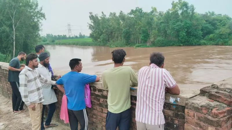 Fatehabad में भारी बारिश के बाद घग्गर नदी उफान पर, किसानों ने लगाया मदद न मिलने का आरोप Fatehabad में भारी बारिश के बाद घग्गर नदी उफान पर, किसानों ने लगाया मदद न मिलने का आरोप