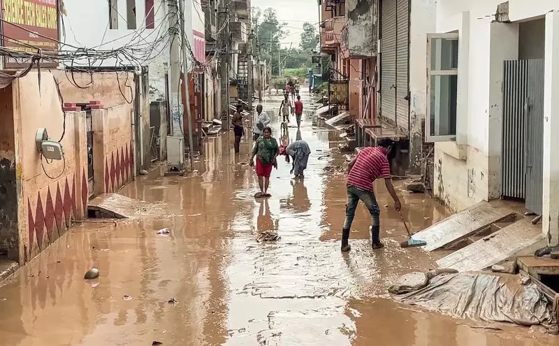 अंबाला की कॉलोनियों से टंगरी का पानी कम होने के साथ ही निवासियों को पीछे छूटे कीचड़ से जूझना पड़ रहा अंबाला की कॉलोनियों से टंगरी का पानी कम होने के साथ ही निवासियों को पीछे छूटे कीचड़ से जूझना पड़ रहा