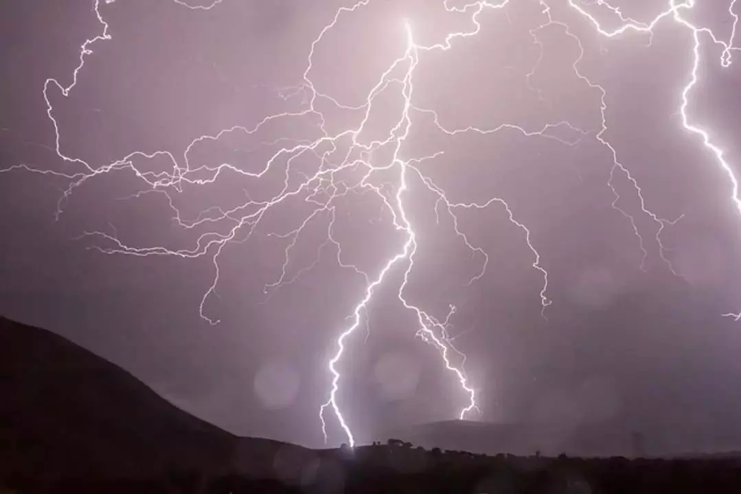 Odisha : अंगुल में खेत में बिजली गिरने से महिला की मौत Odisha : अंगुल में खेत में बिजली गिरने से महिला की मौत