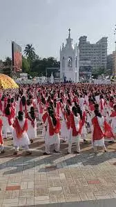 Kerala : 2,000 छात्रों ने गाए ओणम गीत, चलाक्कुडी के स्कूल ने रचा इतिहास Kerala : 2,000 छात्रों ने गाए ओणम गीत, चलाक्कुडी के स्कूल ने रचा इतिहास