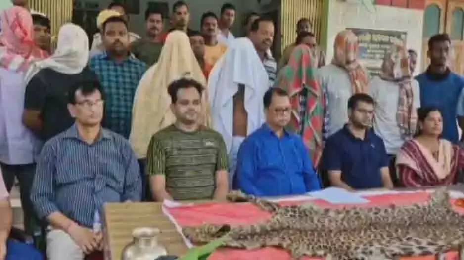 Odisha: वाइल्डलाइफ तस्करी रैकेट का भंडाफोड़, तेंदुए की खाल जब्त Odisha: वाइल्डलाइफ तस्करी रैकेट का भंडाफोड़, तेंदुए की खाल जब्त