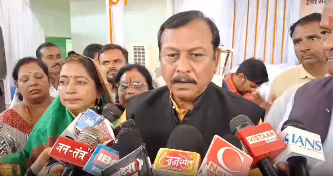 NHM कर्मचारियों को मिला सांसद विजय बघेल का समर्थन NHM कर्मचारियों को मिला सांसद विजय बघेल का समर्थन