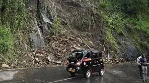 Kerala : थमारास्सेरी घाट मार्ग ट्रकों के लिए फिर से खुला, केवल एक लेन पर यातायात की अनुमति Kerala : थमारास्सेरी घाट मार्ग ट्रकों के लिए फिर से खुला, केवल एक लेन पर यातायात की अनुमति