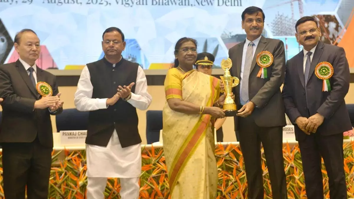 राष्ट्रपति ने पावरग्रिड को मानव संसाधन प्रबंधन में स्कोप एमिनेंस अवार्ड दिया राष्ट्रपति ने पावरग्रिड को मानव संसाधन प्रबंधन में स्कोप एमिनेंस अवार्ड दिया