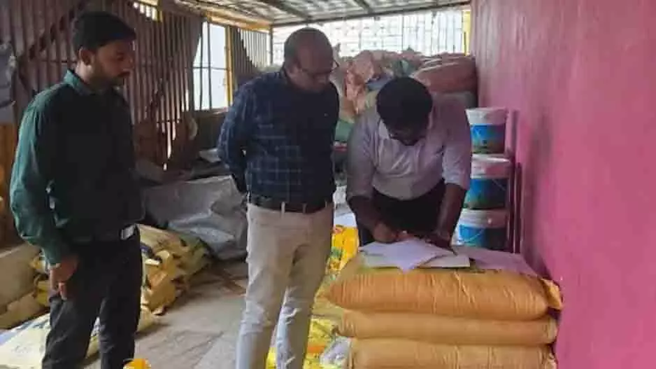 कालाबाजारी के आरोपों के बीच Ganjam में छापेमारी में 62 बैग जब्त कालाबाजारी के आरोपों के बीच Ganjam में छापेमारी में 62 बैग जब्त