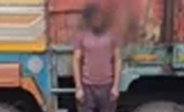 ट्रक खड़ी कर ड्राइवर ने किया सुसाइड ट्रक खड़ी कर ड्राइवर ने किया सुसाइड