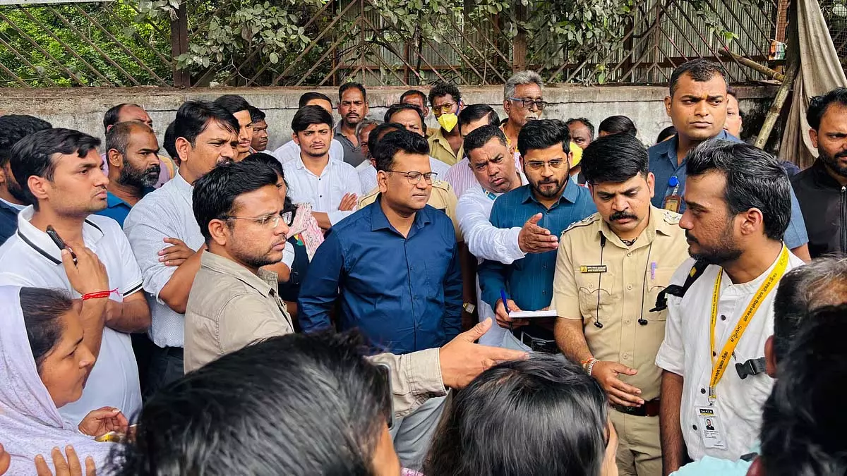 PMC आयुक्त नवल किशोर राम ने “स्वच्छ पुणे, सुंदर पुणे” अभियान के तहत भवानी पेठ का निरीक्षण किया PMC आयुक्त नवल किशोर राम ने “स्वच्छ पुणे, सुंदर पुणे” अभियान के तहत भवानी पेठ का निरीक्षण किया