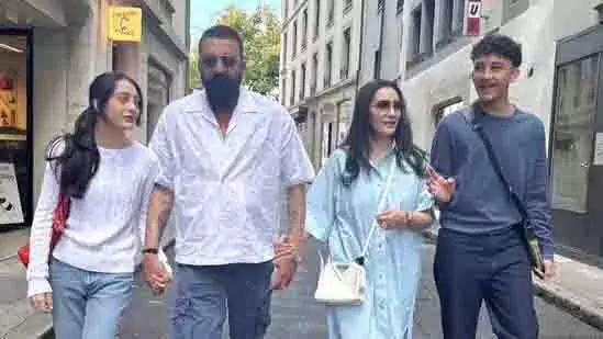 Sanjay Dutt परिवार संग जिनेवा में छुट्टियों का आनंद लेते नजर आए Sanjay Dutt परिवार संग जिनेवा में छुट्टियों का आनंद लेते नजर आए