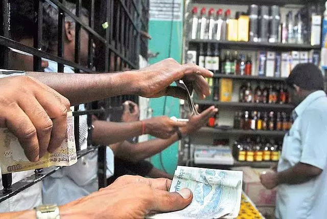 TASMAC स्टोर्स पर खाली शराब की बोतलें वापस लेने की योजना कल से लागू होगी TASMAC स्टोर्स पर खाली शराब की बोतलें वापस लेने की योजना कल से लागू होगी