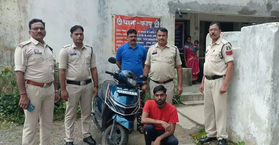 स्कूटी बेचने ग्राहक तलाश रहा था चोर, रंगे हाथों पकड़ा गया स्कूटी बेचने ग्राहक तलाश रहा था चोर, रंगे हाथों पकड़ा गया