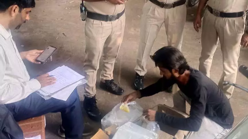 Bhopal : खाद्य दुकान पर छापा, 40 किलो डेयरी उत्पाद जब्त Bhopal : खाद्य दुकान पर छापा, 40 किलो डेयरी उत्पाद जब्त