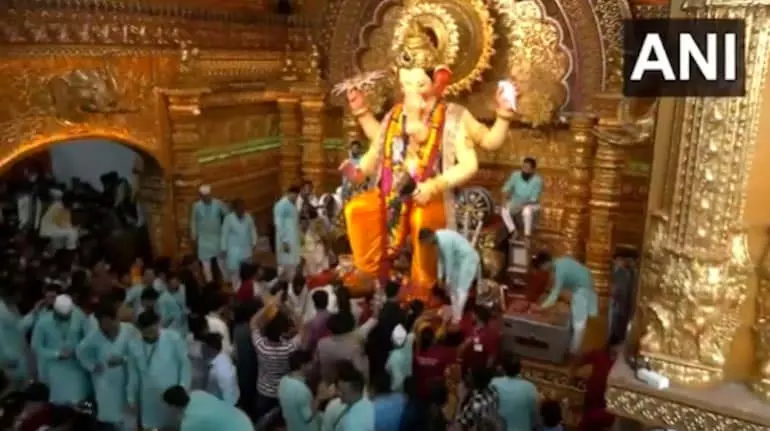 RBI गवर्नर संजय मल्होत्रा ने मुंबई में लालबागचा राजा के दर्शन कर पूजा-अर्चना की RBI गवर्नर संजय मल्होत्रा ने मुंबई में लालबागचा राजा के दर्शन कर पूजा-अर्चना की