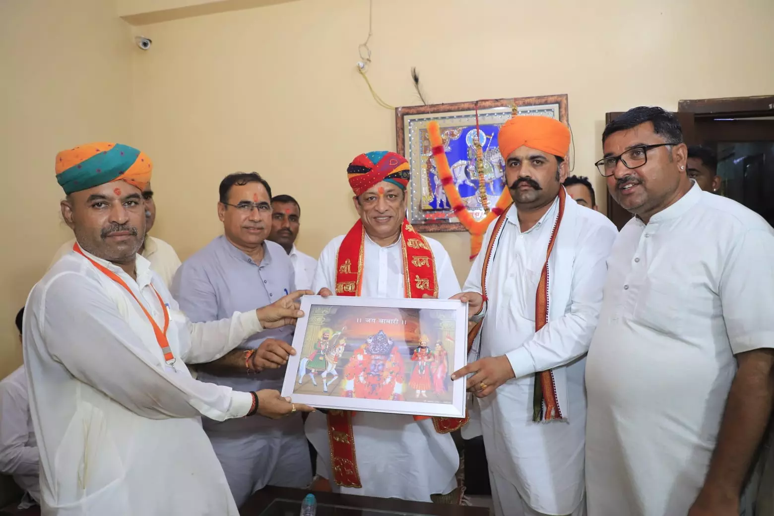Jaipur : देवस्थान मंत्री ने किए बाबा रामदेव जी की समाधि के दर्शन Jaipur : देवस्थान मंत्री ने किए बाबा रामदेव जी की समाधि के दर्शन