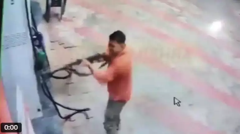 MP में हेलमेट नहीं, ईंधन नहीं नियम हिंसक हो गया: अटेंडेंट को गोली मारी गई MP में हेलमेट नहीं, ईंधन नहीं नियम हिंसक हो गया: अटेंडेंट को गोली मारी गई
