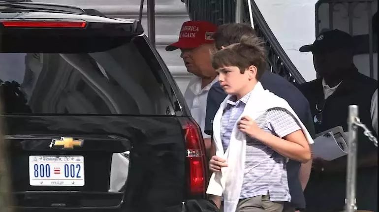 Trump ने वर्जीनिया में गोल्फ खेलते देखे जाने के बाद मौत की अफवाहों का खंडन किया Trump ने वर्जीनिया में गोल्फ खेलते देखे जाने के बाद मौत की अफवाहों का खंडन किया