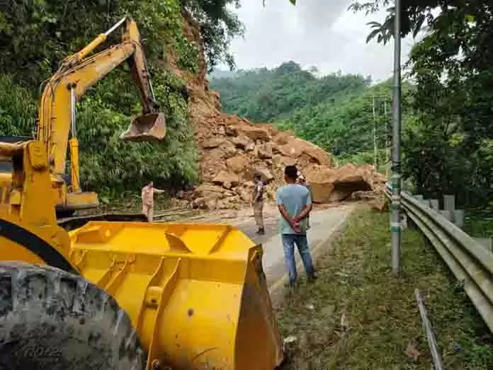 बारिश से बीपोंग बाजार जलमग्न; BCT सड़क अवरुद्ध बारिश से बीपोंग बाजार जलमग्न; BCT सड़क अवरुद्ध