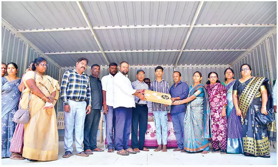 Andhra: करण राम नंदन ने शीर्ष रैंक वालों के लिए लैपटॉप पुरस्कार की घोषणा की Andhra: करण राम नंदन ने शीर्ष रैंक वालों के लिए लैपटॉप पुरस्कार की घोषणा की