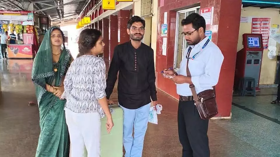 रेलवे ने बिना टिकट और अनियमित यात्रा के लिए एक दिन में 1,500 यात्रियों पर ₹8.71 लाख का जुर्माना लगाया रेलवे ने बिना टिकट और अनियमित यात्रा के लिए एक दिन में 1,500 यात्रियों पर ₹8.71 लाख का जुर्माना लगाया