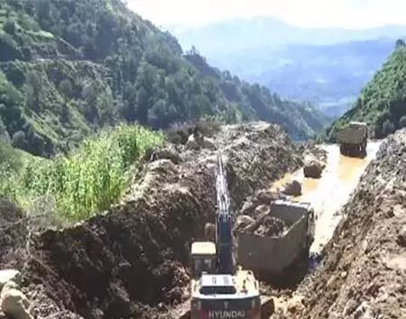 जम्मू-कश्मीर: भारी बारिश के कारण Kupwara गांव में सड़कें अवरुद्ध जम्मू-कश्मीर: भारी बारिश के कारण Kupwara गांव में सड़कें अवरुद्ध