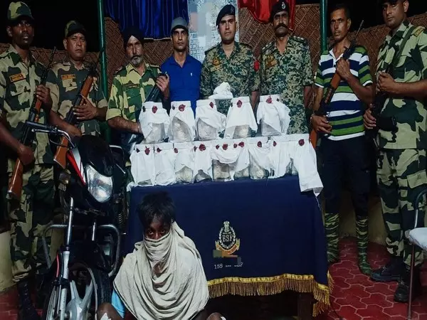 पंजाब: BSF ने फिरोजपुर में 7 किलोग्राम हेरोइन के साथ तस्कर को पकड़ा पंजाब: BSF ने फिरोजपुर में 7 किलोग्राम हेरोइन के साथ तस्कर को पकड़ा