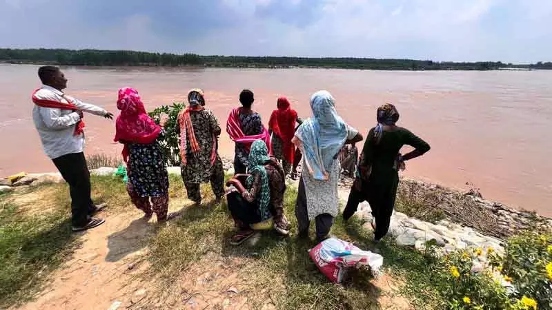 Ludhiana में सतलुज नदी के किनारे के खेत जलमग्न, ग्रामीणों को सता रही बाढ़ की यादें Ludhiana में सतलुज नदी के किनारे के खेत जलमग्न, ग्रामीणों को सता रही बाढ़ की यादें