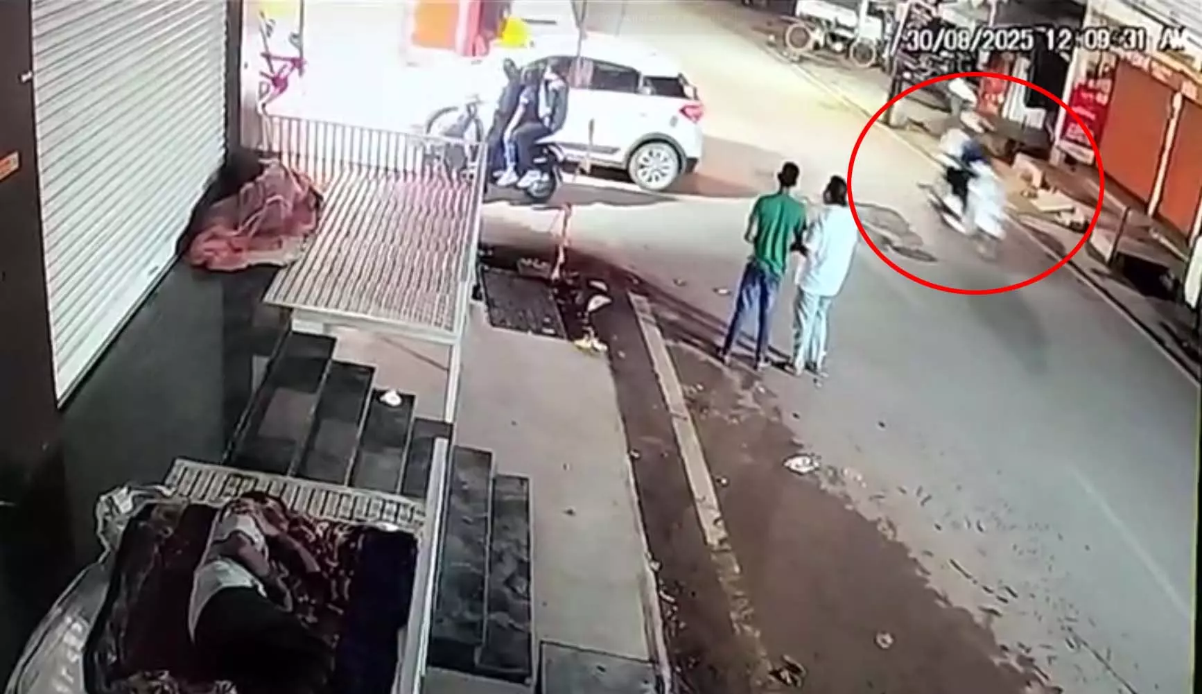 आजाद चौक इलाके में युवक से मोबाइल छीनकर फरार हुए मोपेड सवार बदमाश, देखें VIDEO... आजाद चौक इलाके में युवक से मोबाइल छीनकर फरार हुए मोपेड सवार बदमाश, देखें VIDEO...