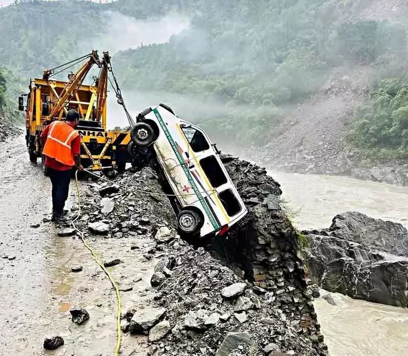 पत्थर गिरने से Kiratpur-Manali राजमार्ग फिर बंद पत्थर गिरने से Kiratpur-Manali राजमार्ग फिर बंद