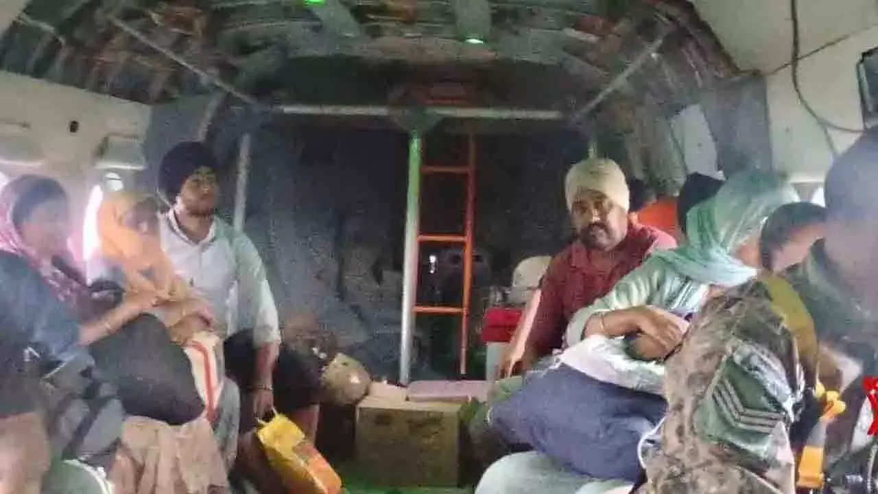 बाढ़ग्रस्त Punjab में वायुसेना की मदद, 11 लोगों की जान बचाई बाढ़ग्रस्त Punjab में वायुसेना की मदद, 11 लोगों की जान बचाई