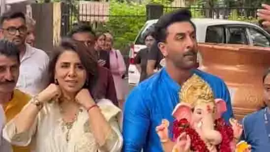 गणपति बाप्पा को विदाई देने पहुंचे Ranbir-Neetu, की भावपूर्ण आरती गणपति बाप्पा को विदाई देने पहुंचे Ranbir-Neetu, की भावपूर्ण आरती