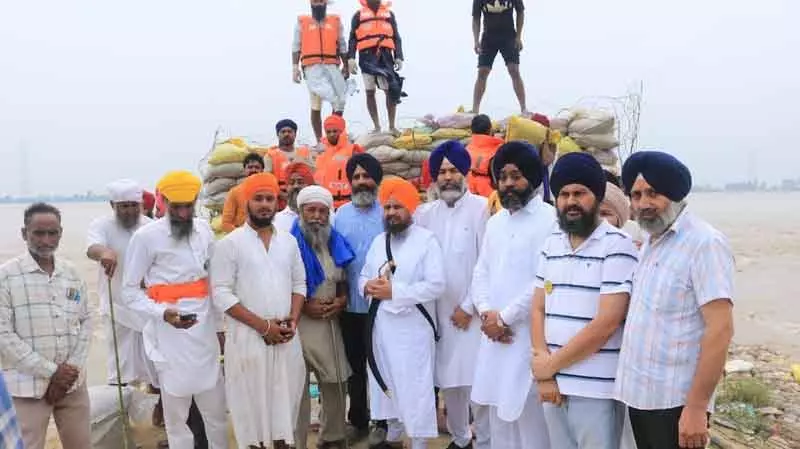 Giani Harpreet Singh ने गट्टी हरिके का दौरा किया, राहत प्रयासों की सराहना की Giani Harpreet Singh ने गट्टी हरिके का दौरा किया, राहत प्रयासों की सराहना की