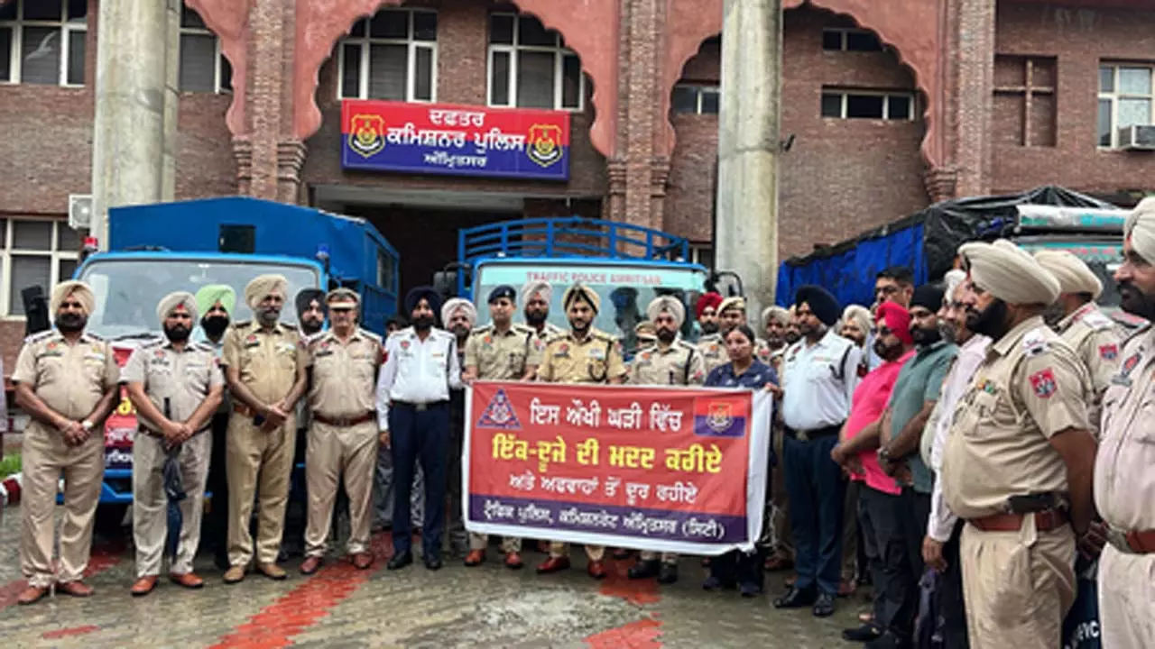 अमृतसर में Traffic पुलिस ने बाढ़ पीड़ितों के लिए भेजी राहत सामग्री अमृतसर में Traffic पुलिस ने बाढ़ पीड़ितों के लिए भेजी राहत सामग्री