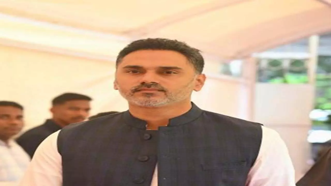 मंत्री योगेश कदम ने अनशन पर बैठे मनोज जरांगे से की भावुक अपील मंत्री योगेश कदम ने अनशन पर बैठे मनोज जरांगे से की भावुक अपील