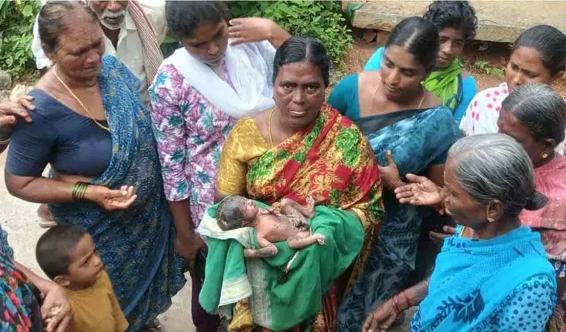 सड़क पर खेल रहे बच्चों ने एक बच्चे के रोने की आवाज सुनी सड़क पर खेल रहे बच्चों ने एक बच्चे के रोने की आवाज सुनी