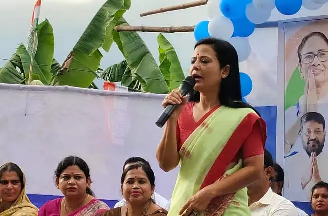 “Mahua ने भत्ते की गिनती पर लकड़ी की माला से आक्रोश भड़काया” “Mahua ने भत्ते की गिनती पर लकड़ी की माला से आक्रोश भड़काया”