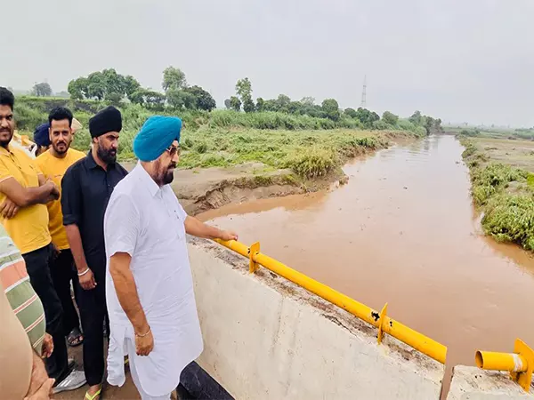डेरा बस्सी MLA ने घग्गर नदी तिवाना तटबंध का जायजा लिया, निवासियों को पूरी तैयारी का दिया आश्वासन डेरा बस्सी MLA ने घग्गर नदी तिवाना तटबंध का जायजा लिया, निवासियों को पूरी तैयारी का दिया आश्वासन