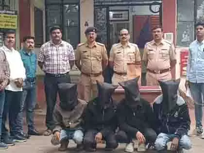 Pune: ड्रग रैकेट पकड़ा, पुलिस ने 15 लाख रुपये मूल्य की चरस बरामद की Pune: ड्रग रैकेट पकड़ा, पुलिस ने 15 लाख रुपये मूल्य की चरस बरामद की