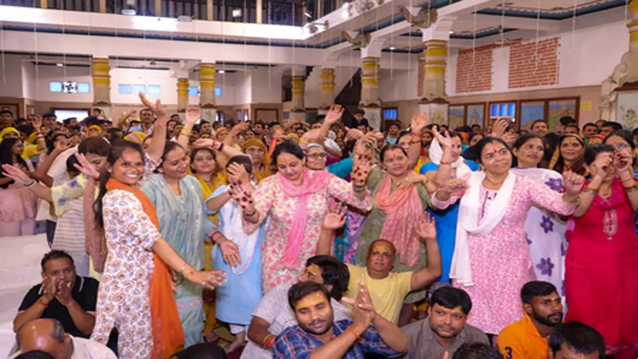 राधा अष्टमी पर ब्रज में उमड़ा श्रद्धा का सैलाब, 7L से अधिक श्रद्धालुओं ने किए दर्शन राधा अष्टमी पर ब्रज में उमड़ा श्रद्धा का सैलाब, 7L से अधिक श्रद्धालुओं ने किए दर्शन