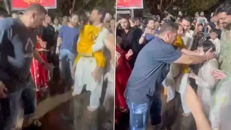 Salman Khan और परिवार ने गणपति बप्पा को दी भावुक विदाई Salman Khan और परिवार ने गणपति बप्पा को दी भावुक विदाई