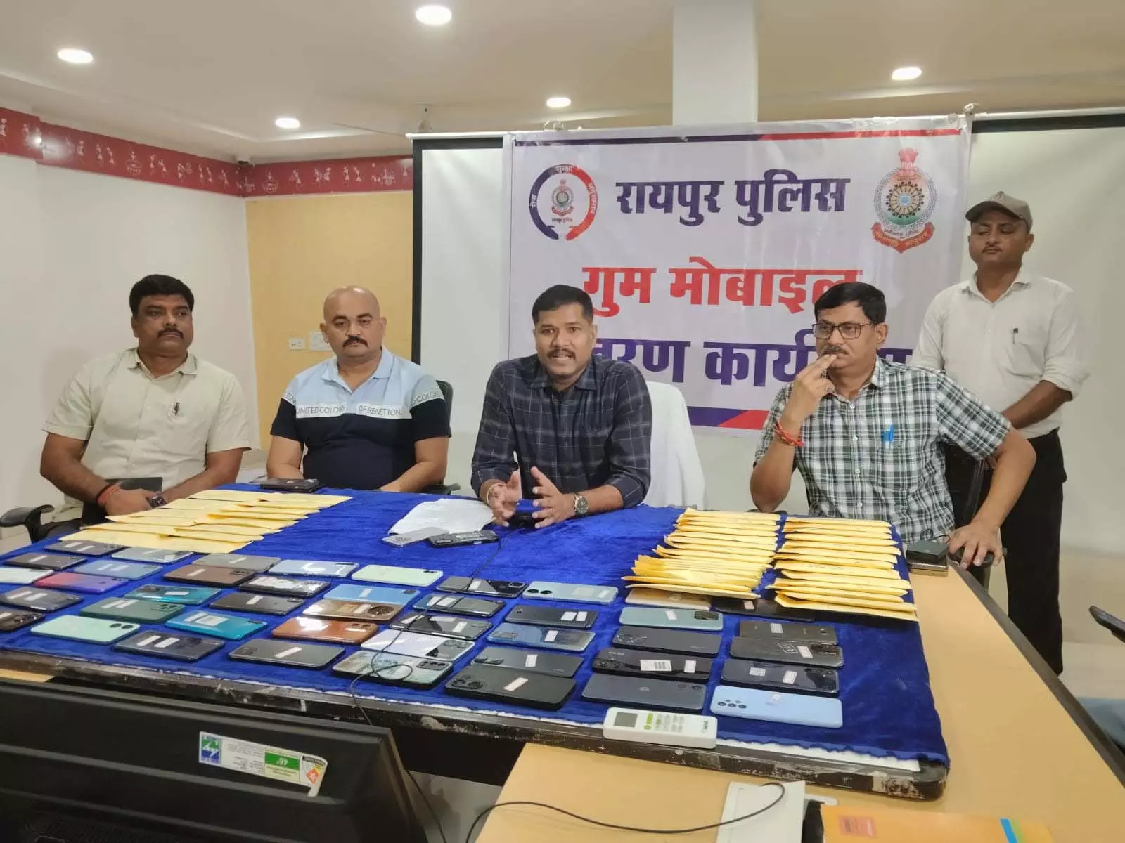 रायपुर पुलिस की बड़ी सफलता: 20 लाख रुपये कीमत के 100 मोबाइल फोन बरामद रायपुर पुलिस की बड़ी सफलता: 20 लाख रुपये कीमत के 100 मोबाइल फोन बरामद