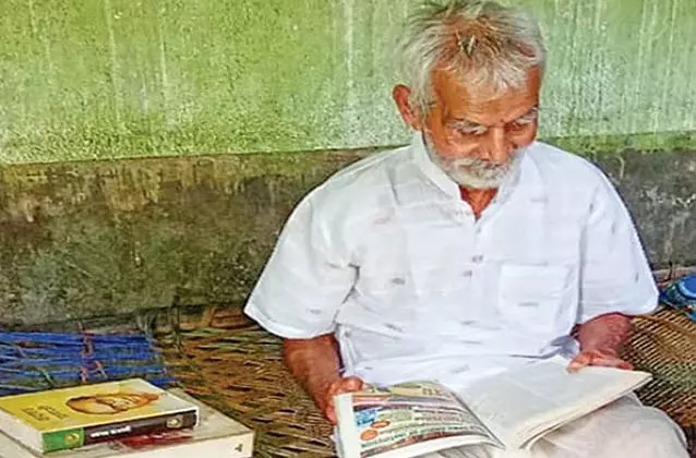 “आँखों की रोशनी कम हो गई है, लेकिन किताबें अब भी विश्वनाथ का मार्ग रोशन कर रही “आँखों की रोशनी कम हो गई है, लेकिन किताबें अब भी विश्वनाथ का मार्ग रोशन कर रही
