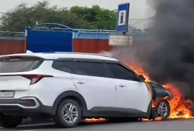 राष्ट्रीय राजमार्ग पर कार में आग लगने से यातायात बाधित राष्ट्रीय राजमार्ग पर कार में आग लगने से यातायात बाधित